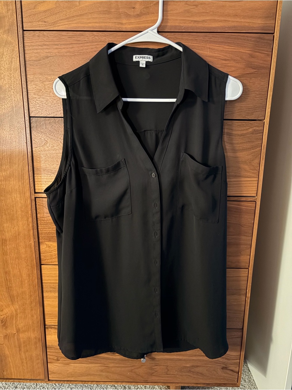 Express Women's Sleeveless Button-Front Shirt in Black